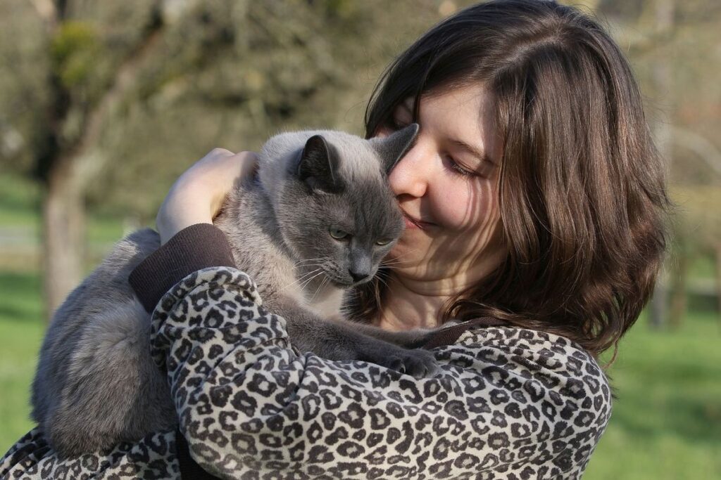 ragazza che abbraccia un gatto