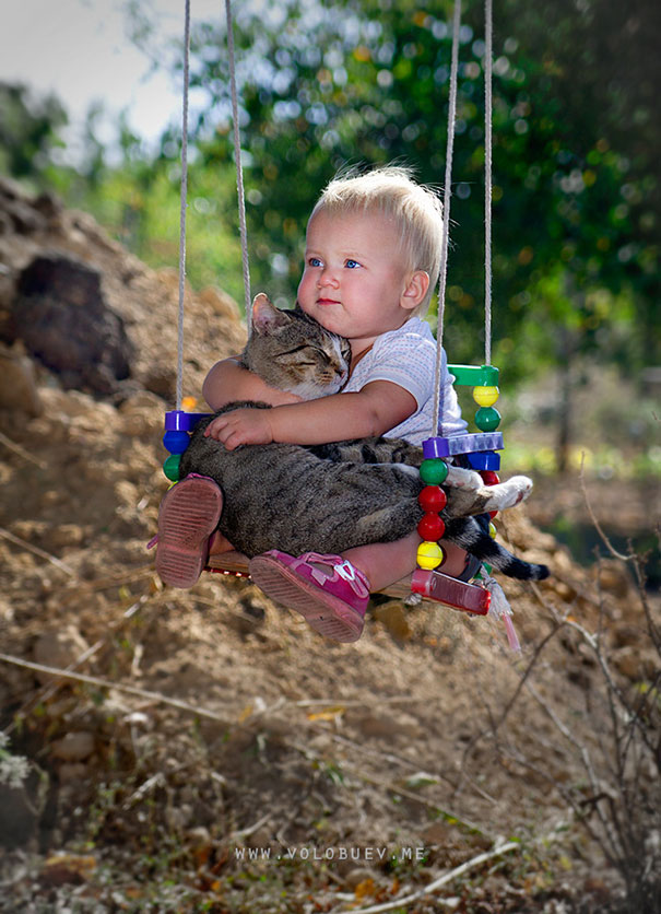 il-gatto-con-il-bambino-altalena