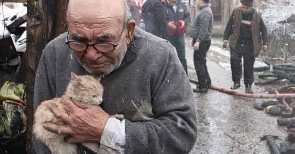 Gattino abbracciato dall’anziano in lacrime