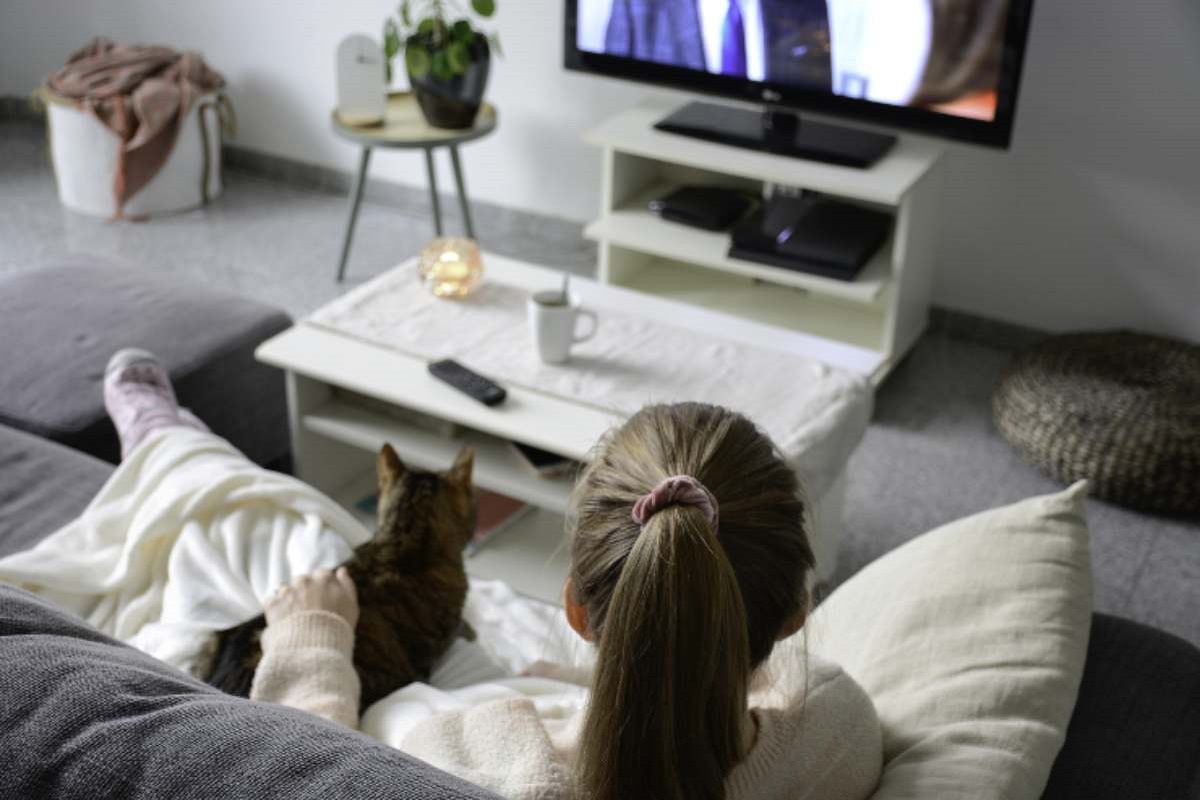 gatto e ragazza guardano la tv