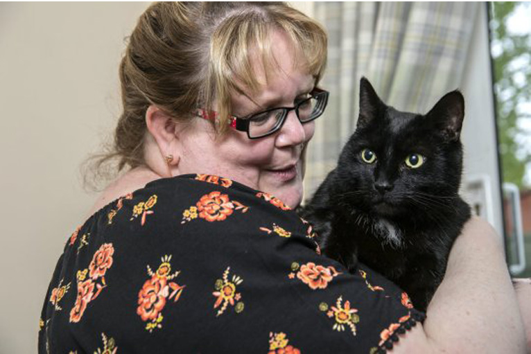 Gatto nero con una donna