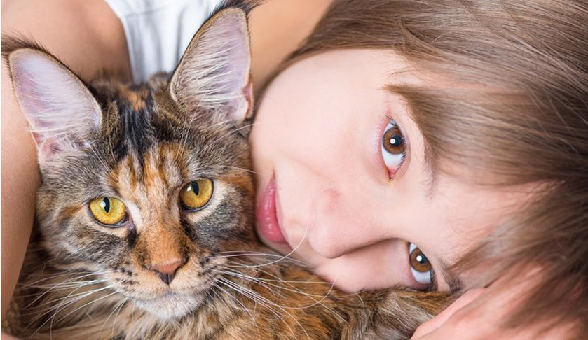 Gatto con una bambina