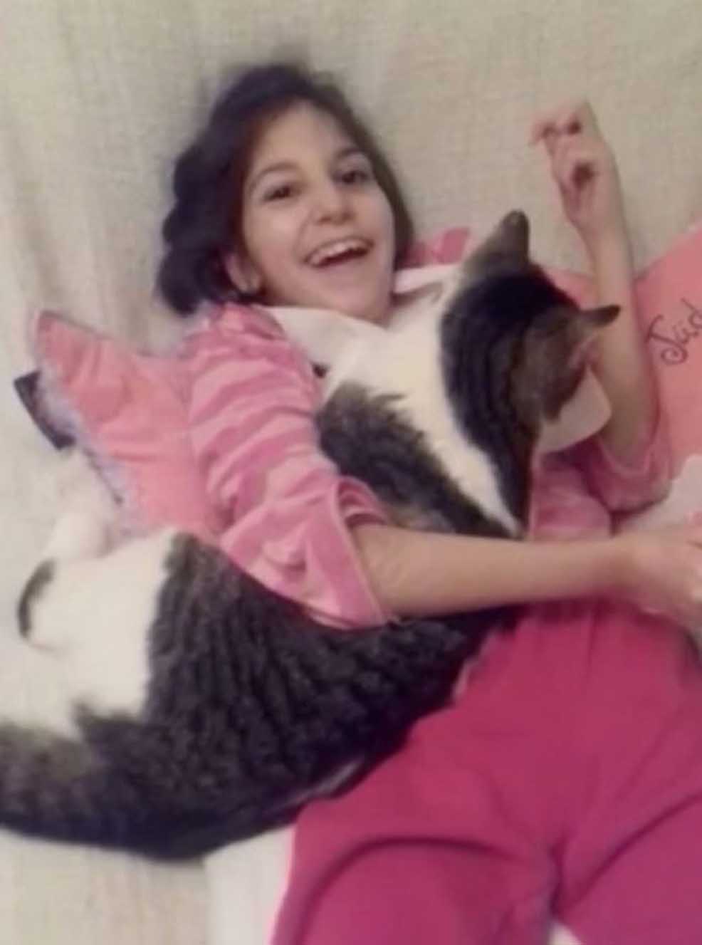 Gatto Lou con una ragazza