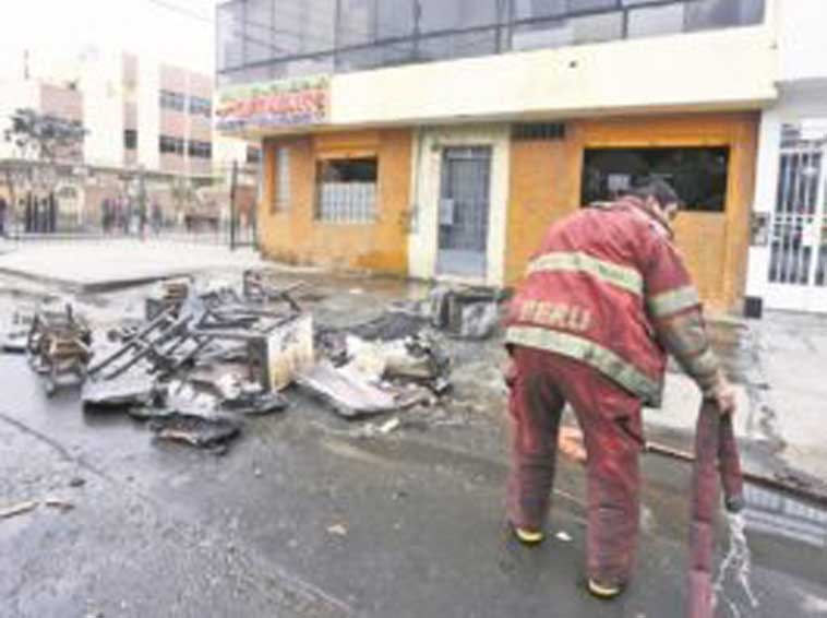 Pompiere che spegne un incendio