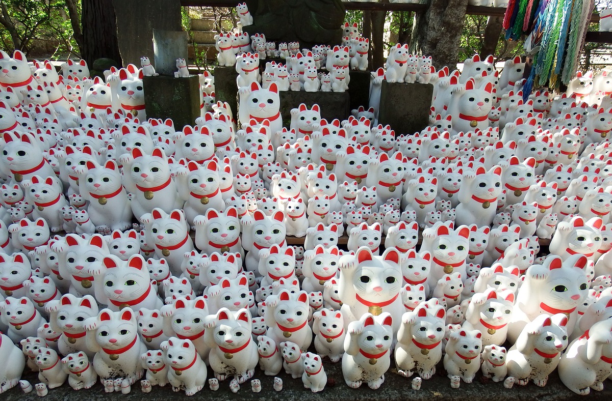 statuette di maneki neko esposte al tempio Gotokuji