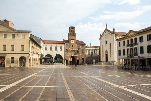 piazza di oderzo con gattina intrappolata