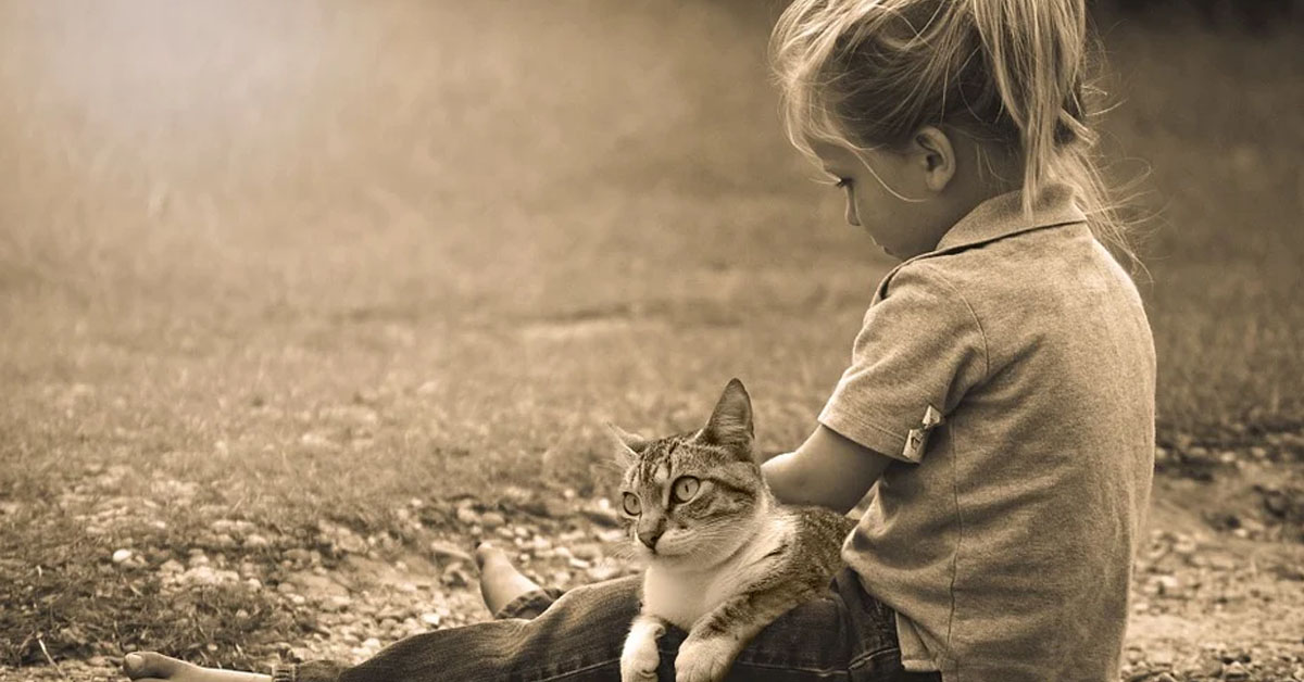 Gatto con una bambina