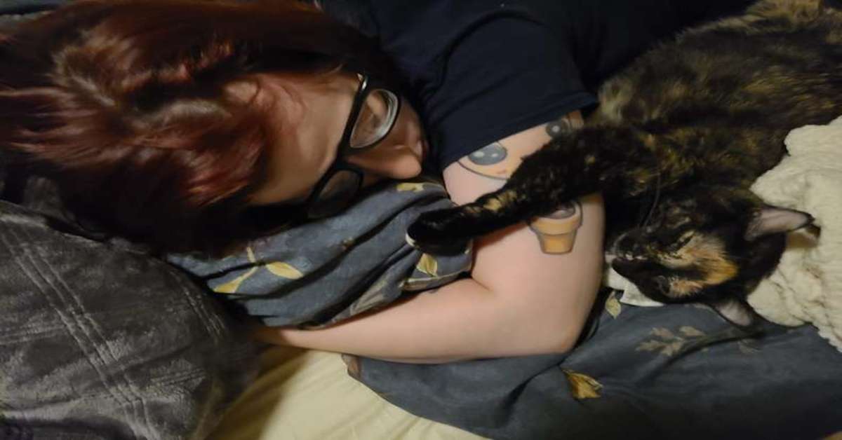 gatto che dorme con una donna