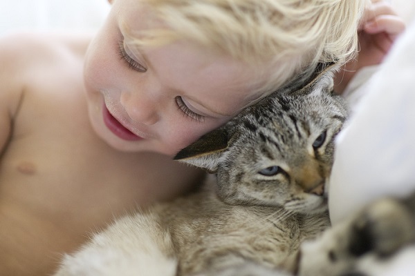 gatto e bambino