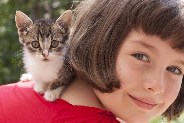 gattino e bimba sorridente