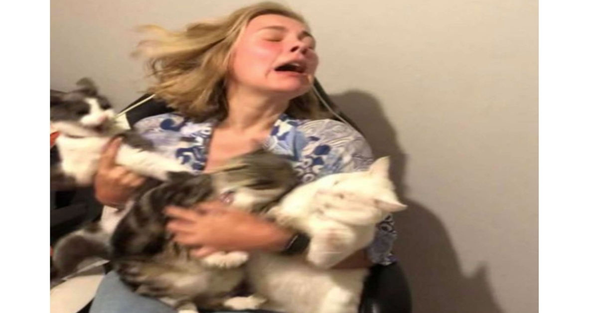 donna in posa con i suoi gatti per una foto