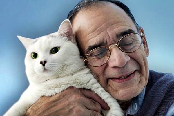 anziano abbraccia il suo gatto