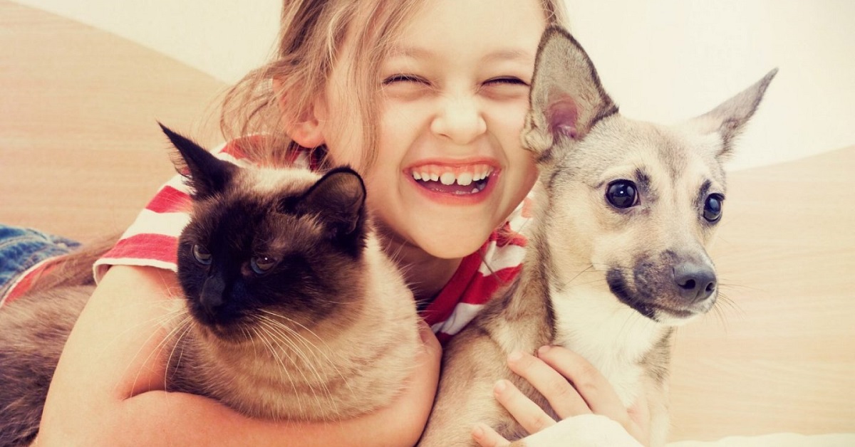 bambina con cane e gatto