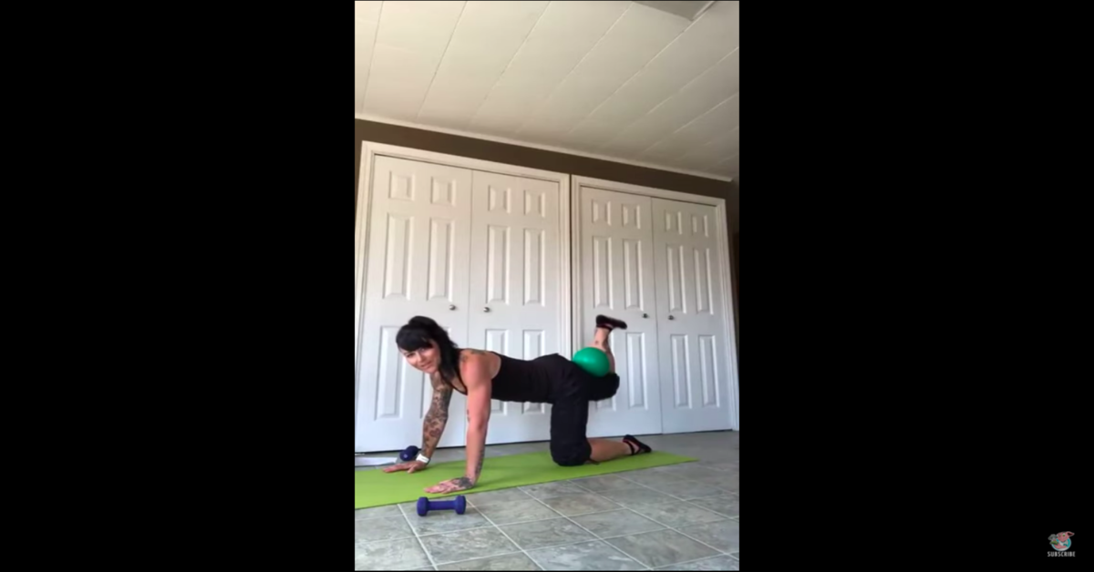 donna fa yoga