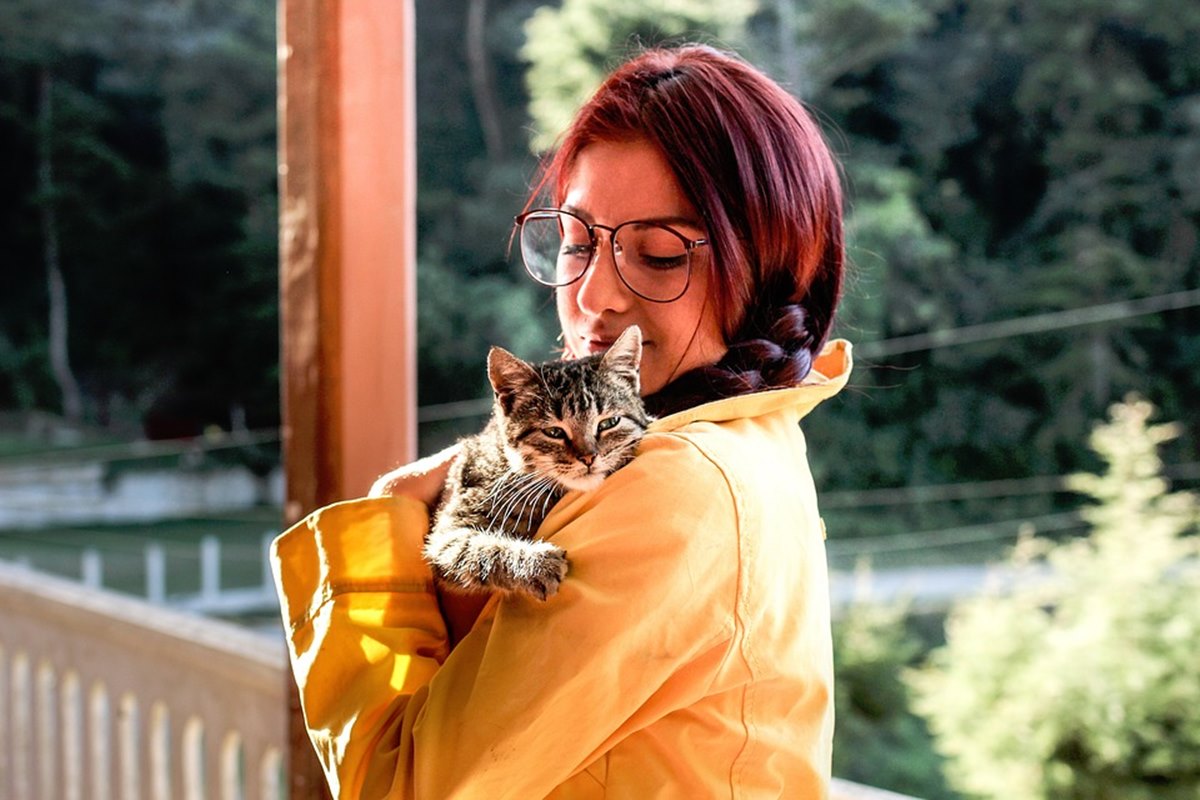 ragazza con un gatto in braccio