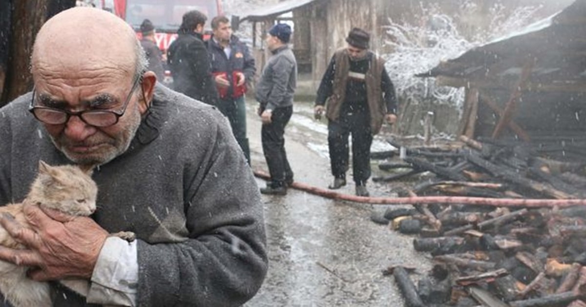 Il finale felice dell’anziano turco che ha perso tutto a causa di un incendio, ma che ha ritrovato la sua gattina (VIDEO)