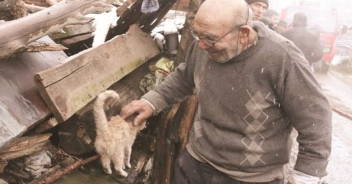 turco felice con gatta ritrovata