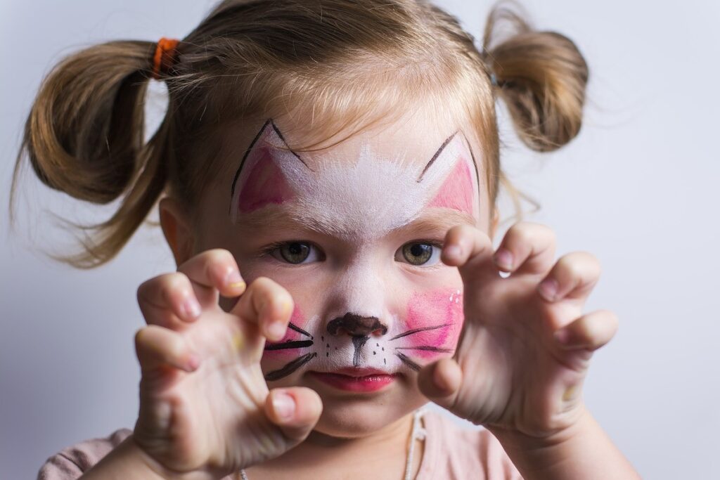 bambina mascherata da gatto