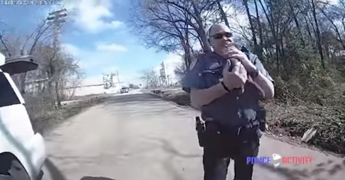 poliziotto con in braccio la gattina salvata