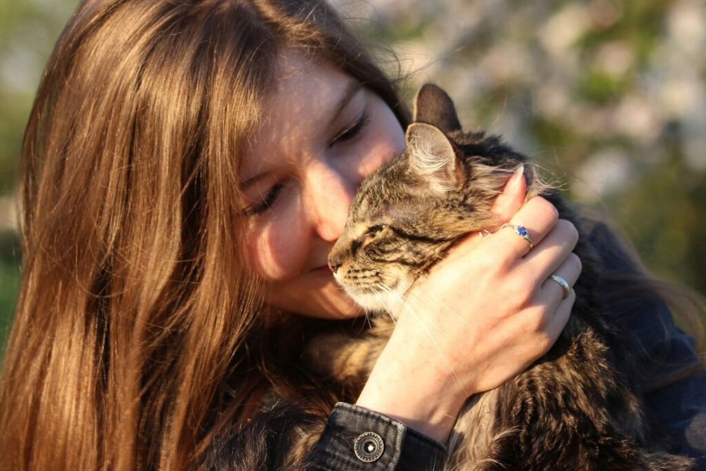 ragazza fa le coccole al suo gatto