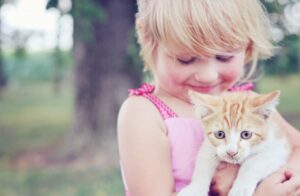 4 buone ragioni per cui i bambini dovrebbero crescere con un gatto