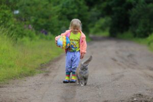 Questo gattino prova a “imitare” la sua amica bambina che balla (video)