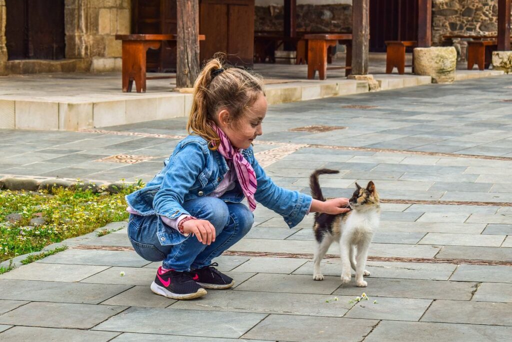 bambina e gattino