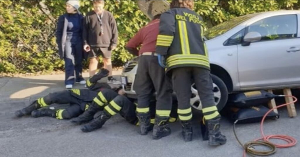 pompieri sollevano auto per salvare un gatto