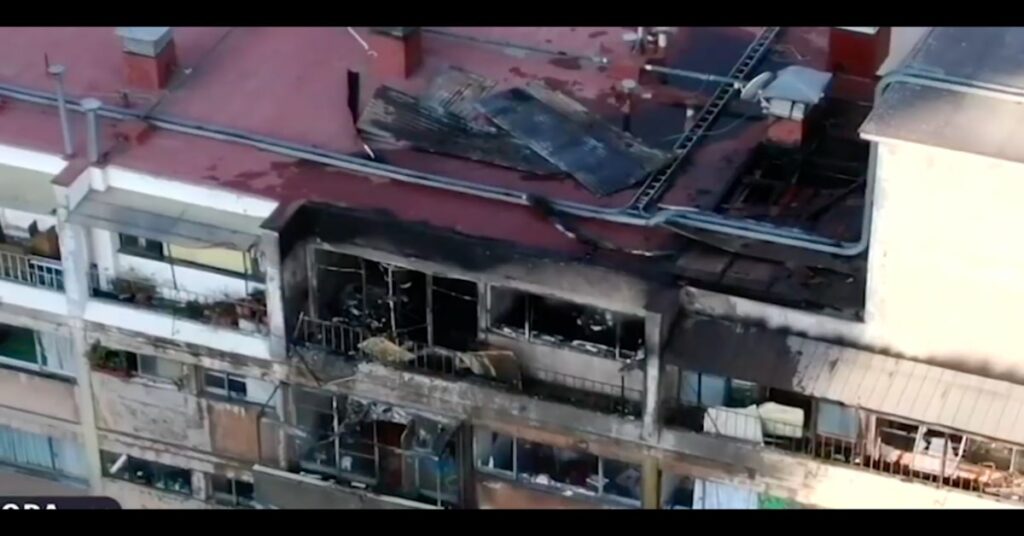 edificio distrutto dalle fiamme 