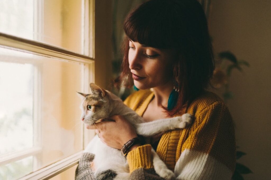 gatto in braccio a ragazza