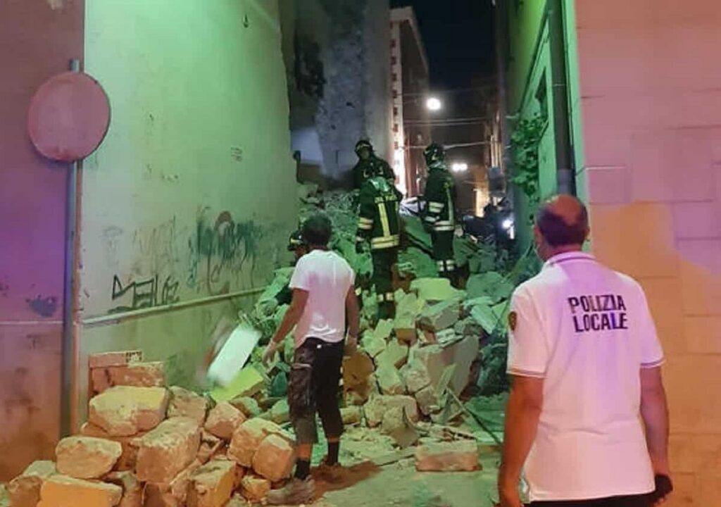 palazzina crollata con polizia