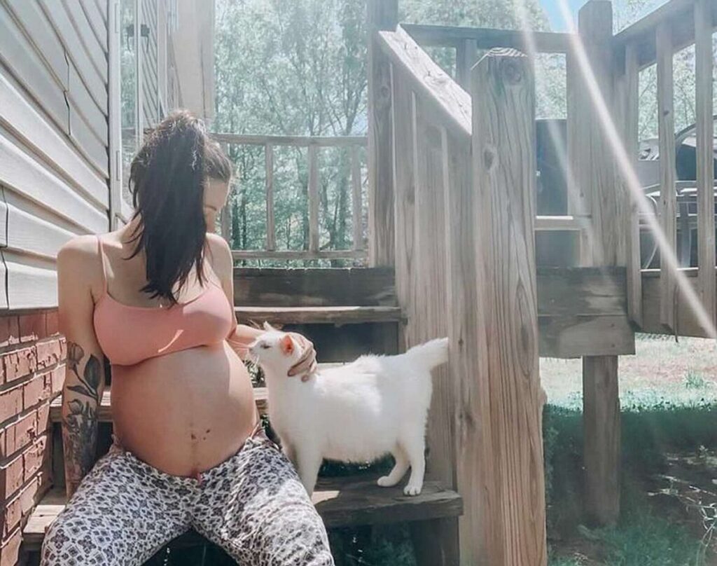 donna incinta con gatta incinta
