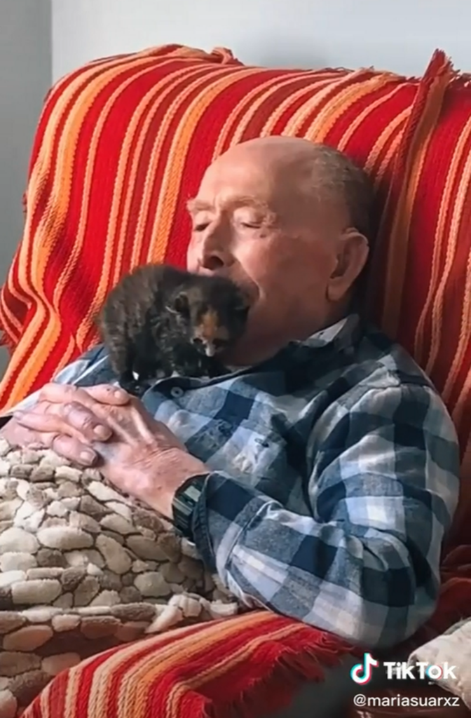 nonno compie 100 anni con il suo gattino