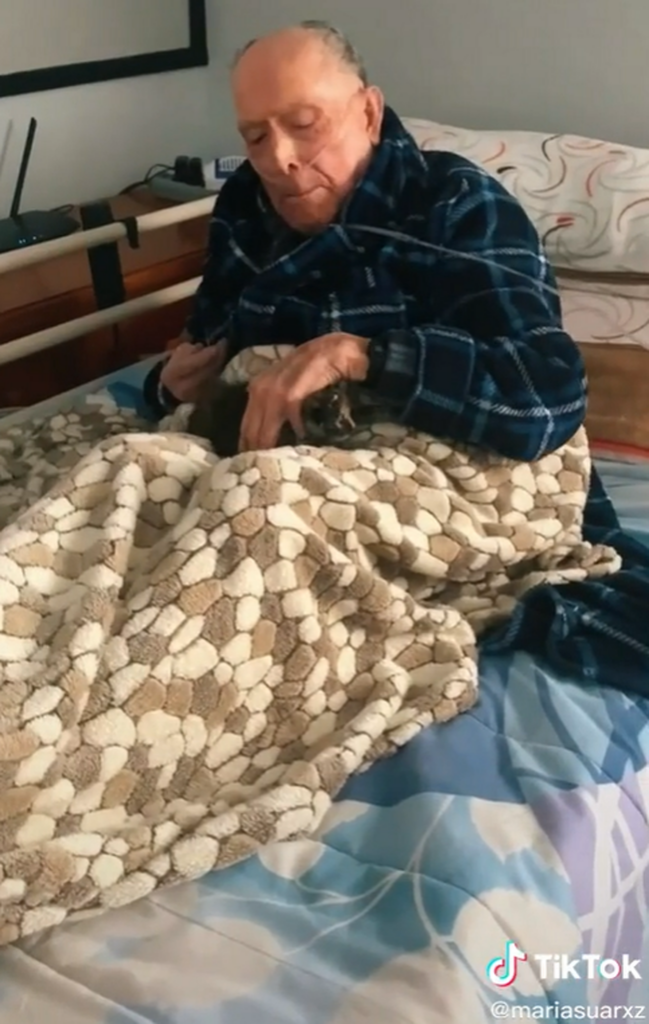 nonno compie 100 anni con il suo gattino