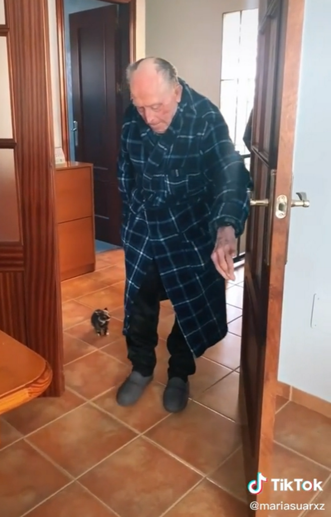 nonno compie 100 anni con il suo gattino