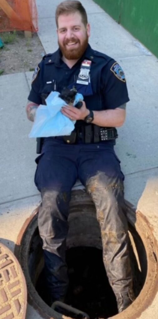 poliziotto con gattino