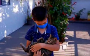 Bambino di 9 anni corre a mettere le mani nella fogna per salvare un gattino che stava affogando