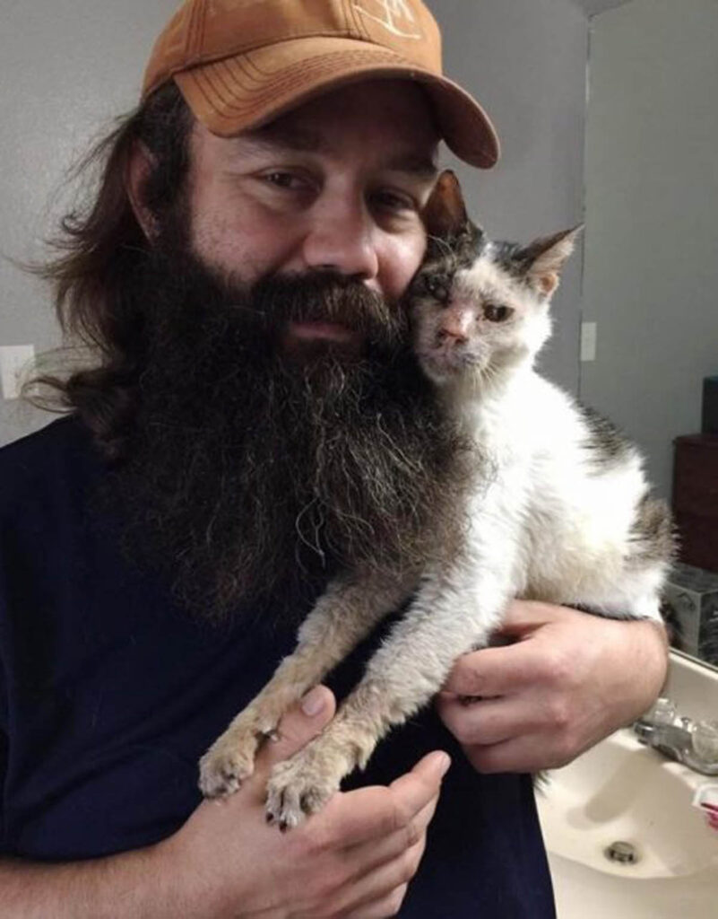 uomo barbuto con gatto