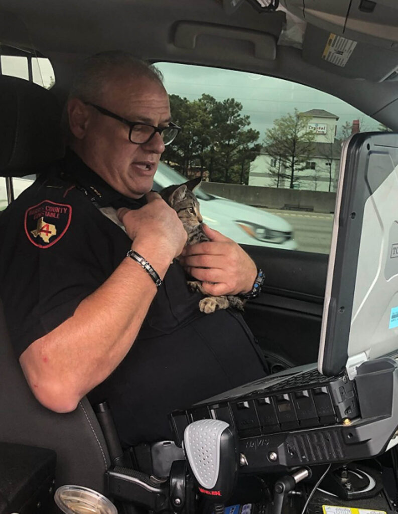 agente di polizia con gattino