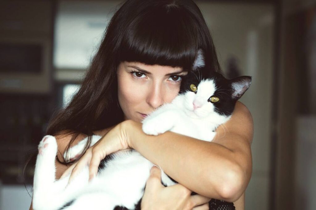 ragazza con gatto