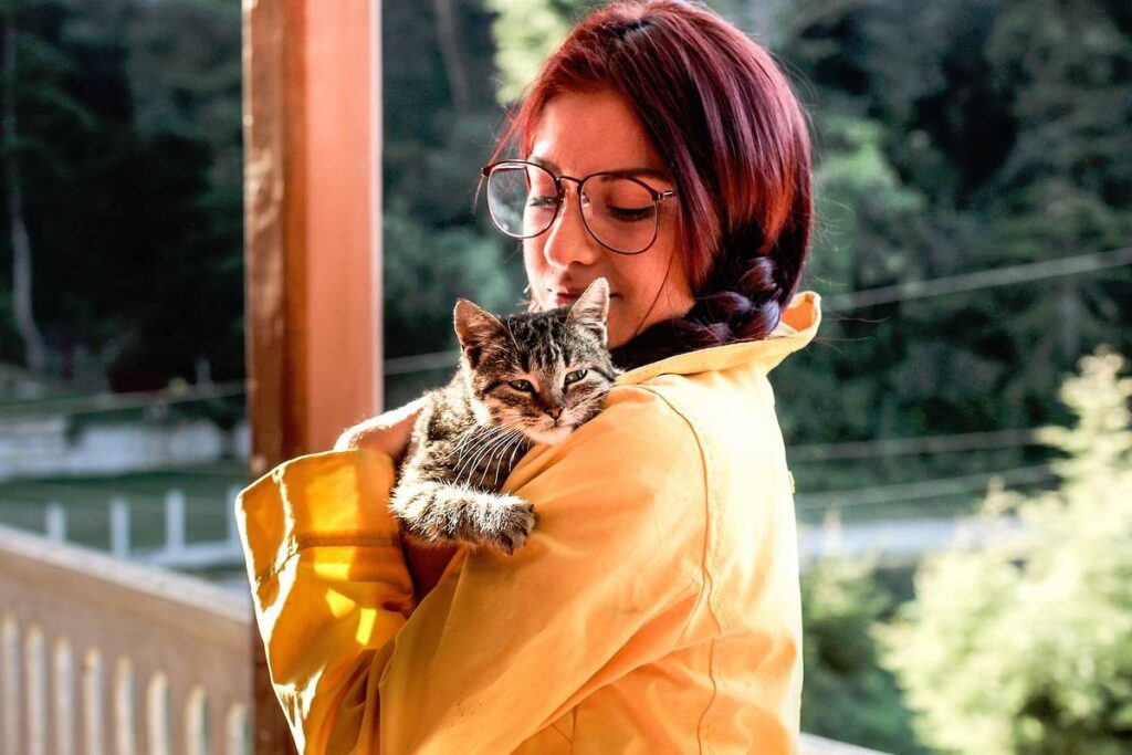 ragazza con gatto in braccio