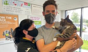 La coppia ritrova il suo adorato gatto dopo una scomparsa durata ben dieci anni