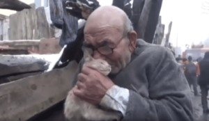 Il nonno si aggrappa al suo gattino dopo aver perso tutti i suoi averi in un incendio