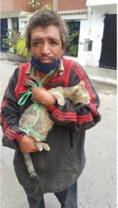 Gattino risparmiato da un senzatetto