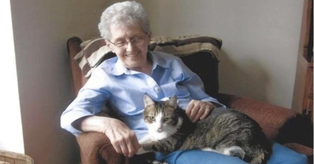 una signora anziana e la sua gattina