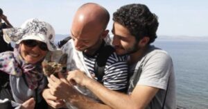 Un rifugiato della Siria riesce a raggiungere la Grecia portando con lui il suo gatto Zaytouna