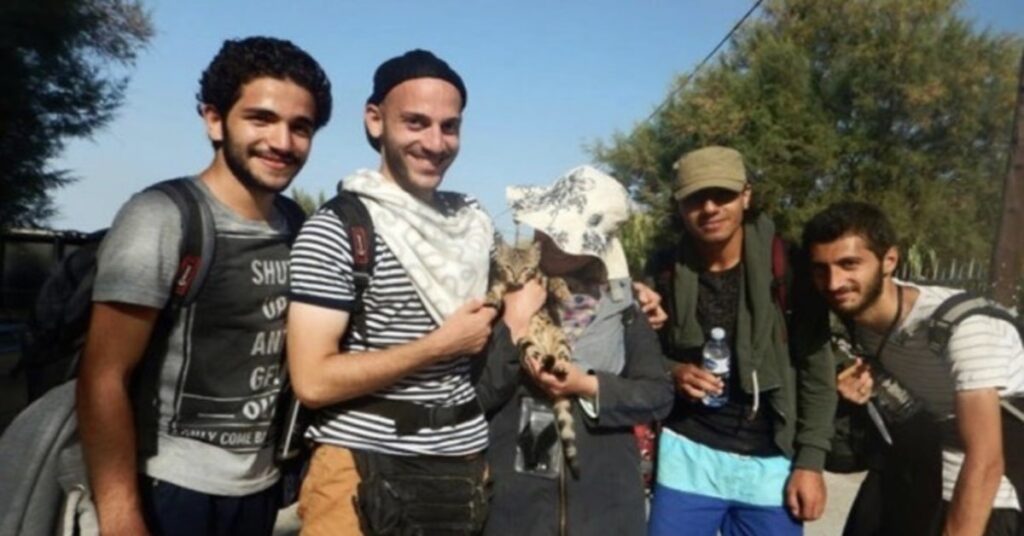 ragazzo siriano e il suo gatto con volontari