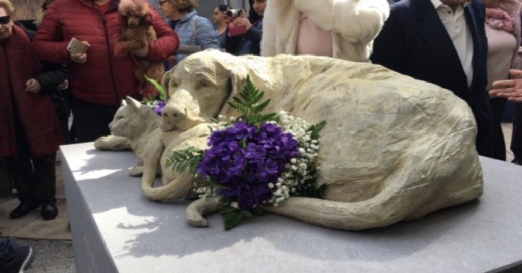 statua dedicata a un cane e a una gatta randagi