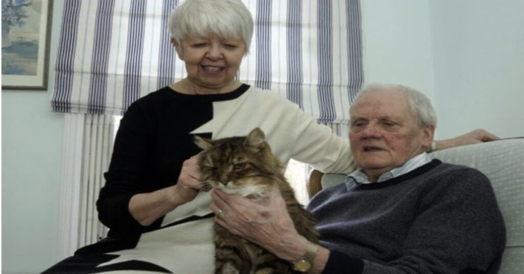 coppia di anziani con il loro gatto