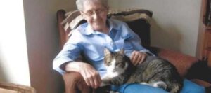 Una donna anziana e il suo gatto erano così legati che sono morti lo stesso giorno
